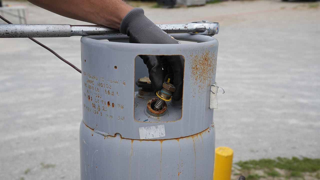 propane container servicing tech propane container servicing tech
